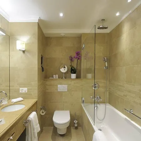 Szálloda De La Cigogne 5*